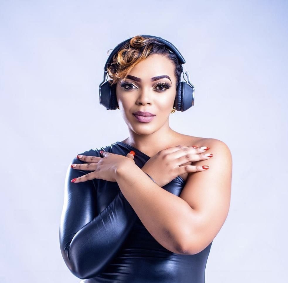 DJ Xoli S performing